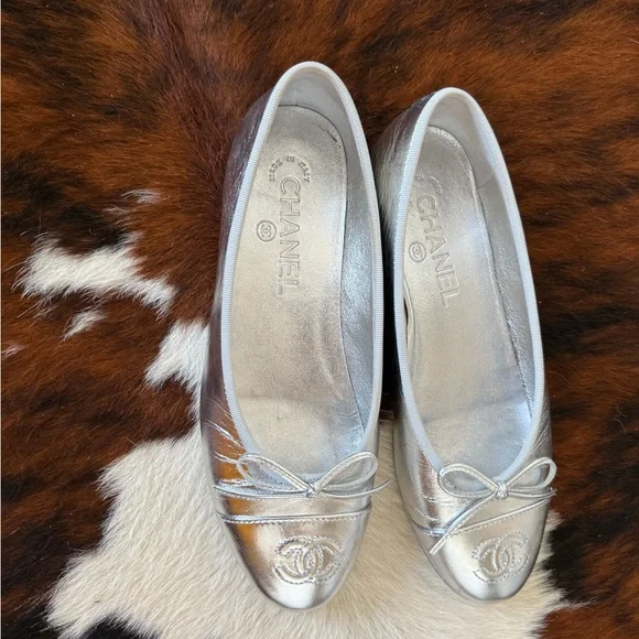 CHANEL Metallic Silver Flats - Picture 1 of 3